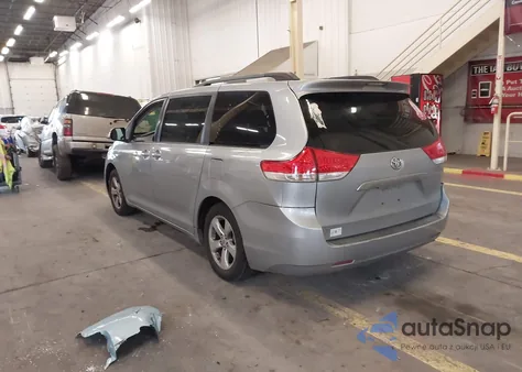 2012 Toyota Sienna Le V6 8 Passenger z USA, uszkodzony, nr VIN 5TDKK3DC9CS230694